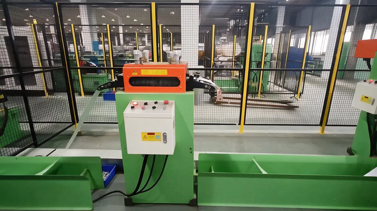 Leveling and feeding equipment