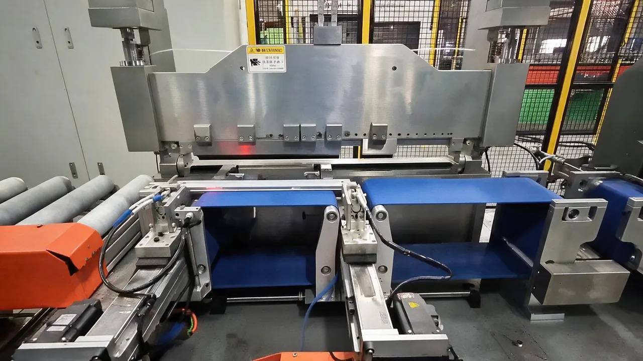 Right-angle bending equipment