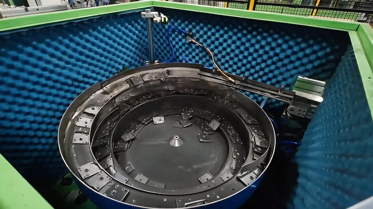 Vibratory-bowl reinforcement feeding equipment