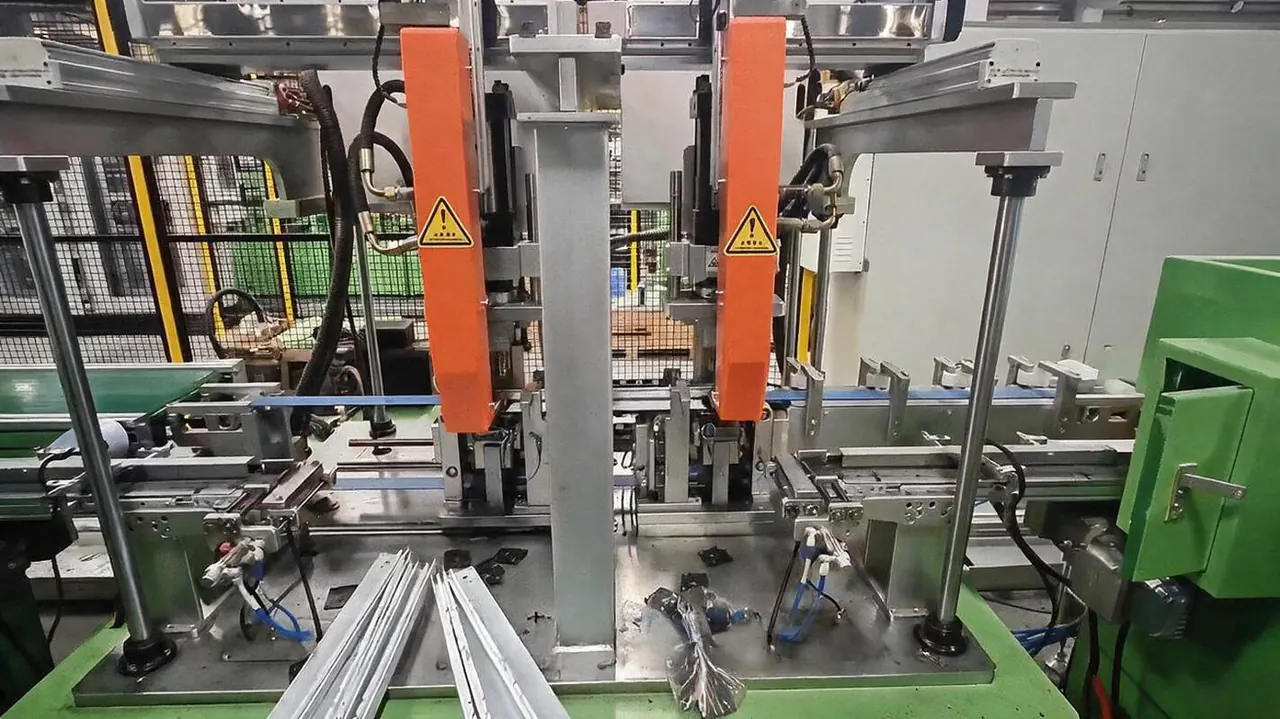 Reinforcement riveting equipment